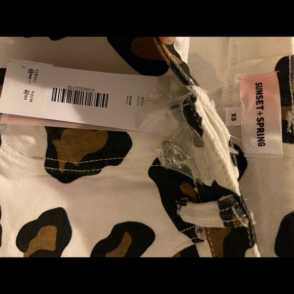 Leopard Print mini skirt - Picture 2 of 2